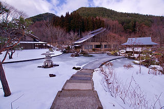庭園の池は凍結している見込みです。