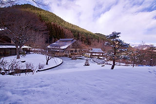 右手の建物が茶室です
