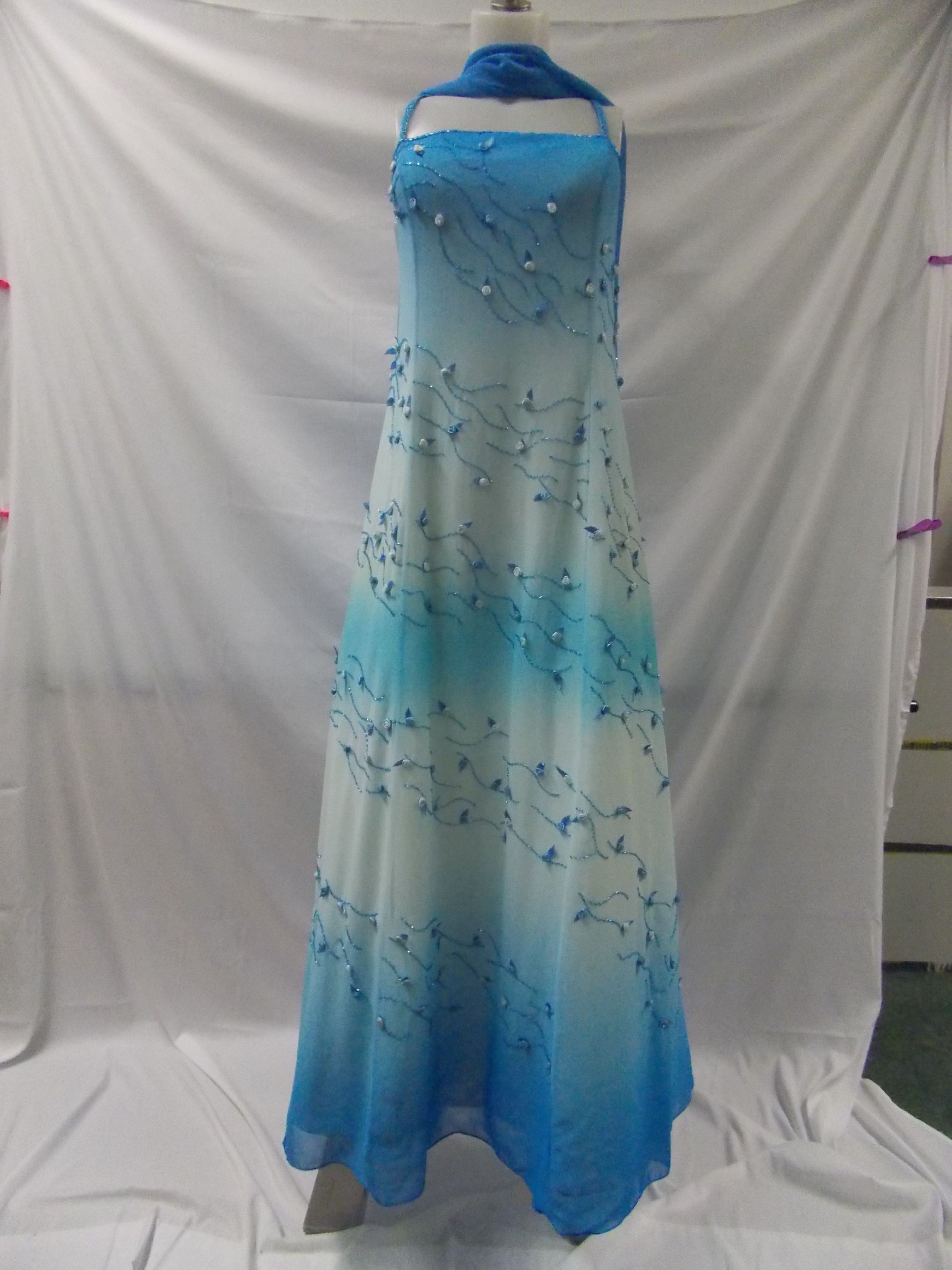 Bleue pâle à blanc, perlée en mousseline