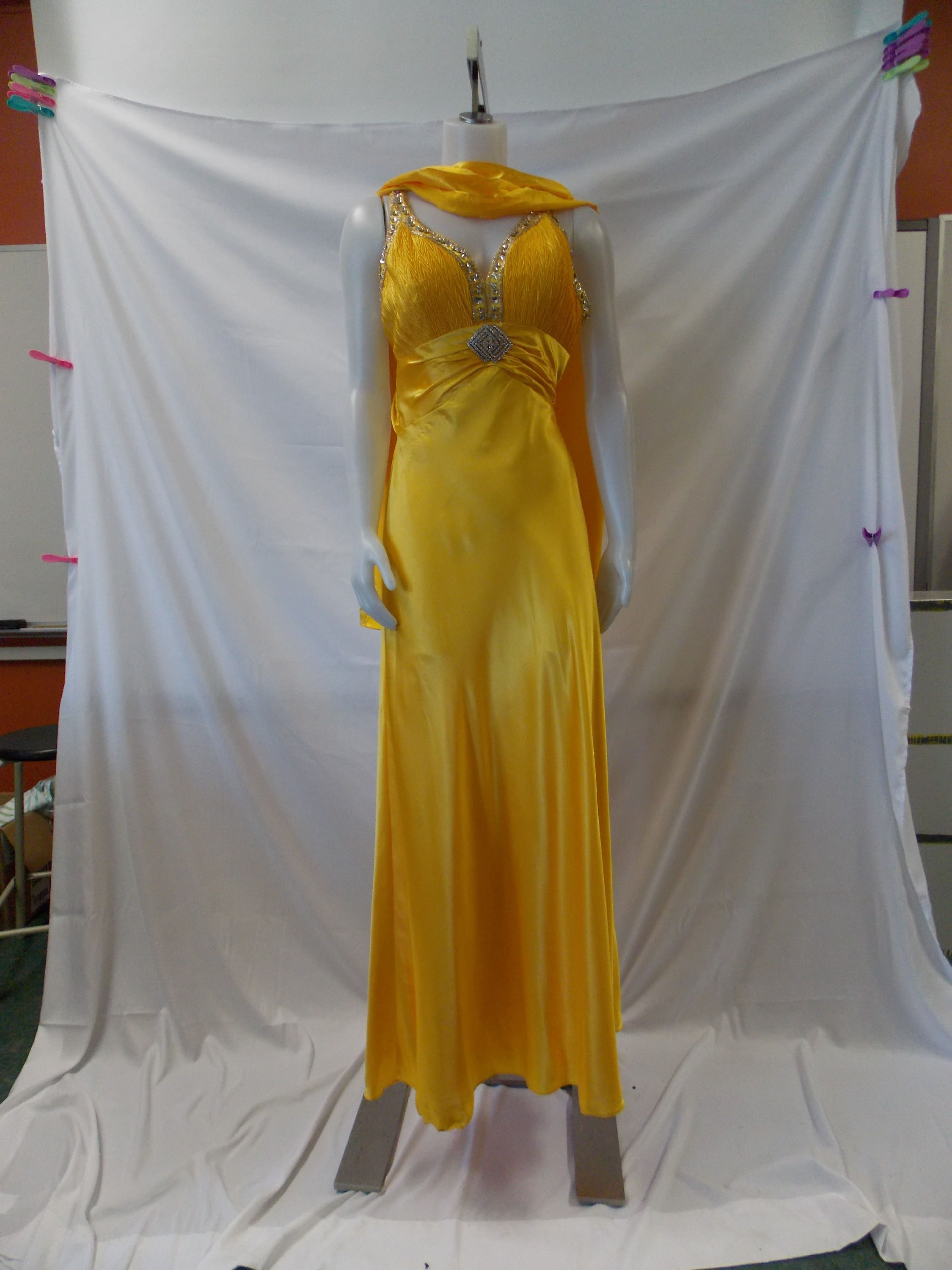 Jaune satinée perlée avec écharpe