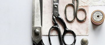 Krajčírske nožnice, meter a ihly na prácu s textilom