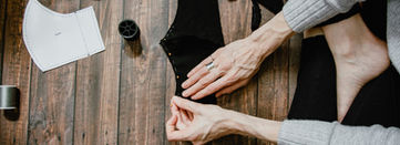 Práca so strihom a látkou na kurze šitia pre začiatočníkov