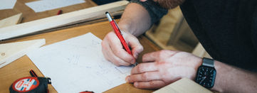 Presné meranie a značenie dreva ceruzkou na drevokrúžku v Makerspace Bratislava.
