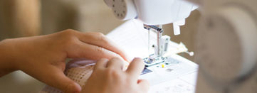 Detail šitia na stroji počas kurzu v Makerspace Bratislava