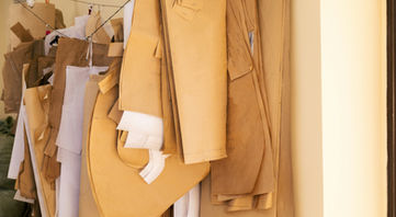 Béžový kabát na figuríne ako inšpirácia pre šijací kurz