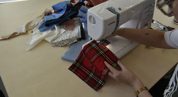 Šitie károvanej látky na stroji počas praktického kurzu šitia