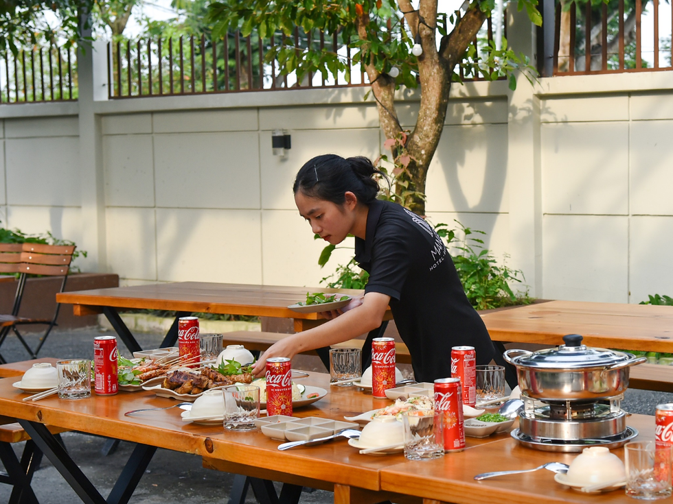 Đội ngũ nhân viên tại Mangrove Hotel luôn sẵn sàng hỗ trợ thực khách trong quá trình thưởng thức tại nhà hàng