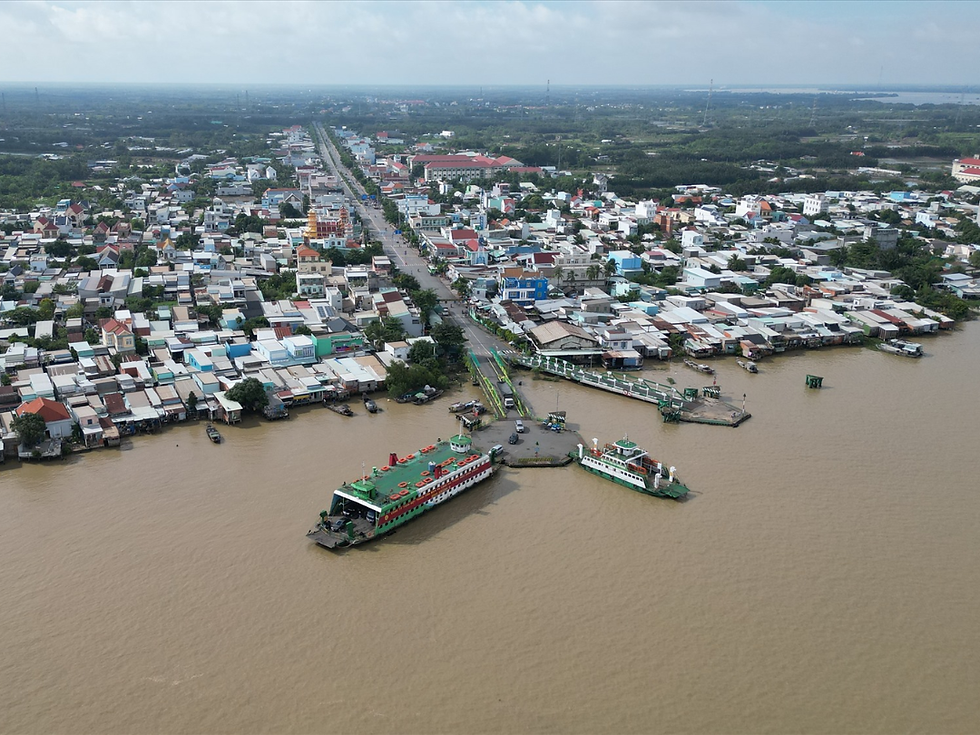 Từ trung tâm TP.HCM, du khách phải đi qua phà Bình Khánh để đến với Cần Giờ