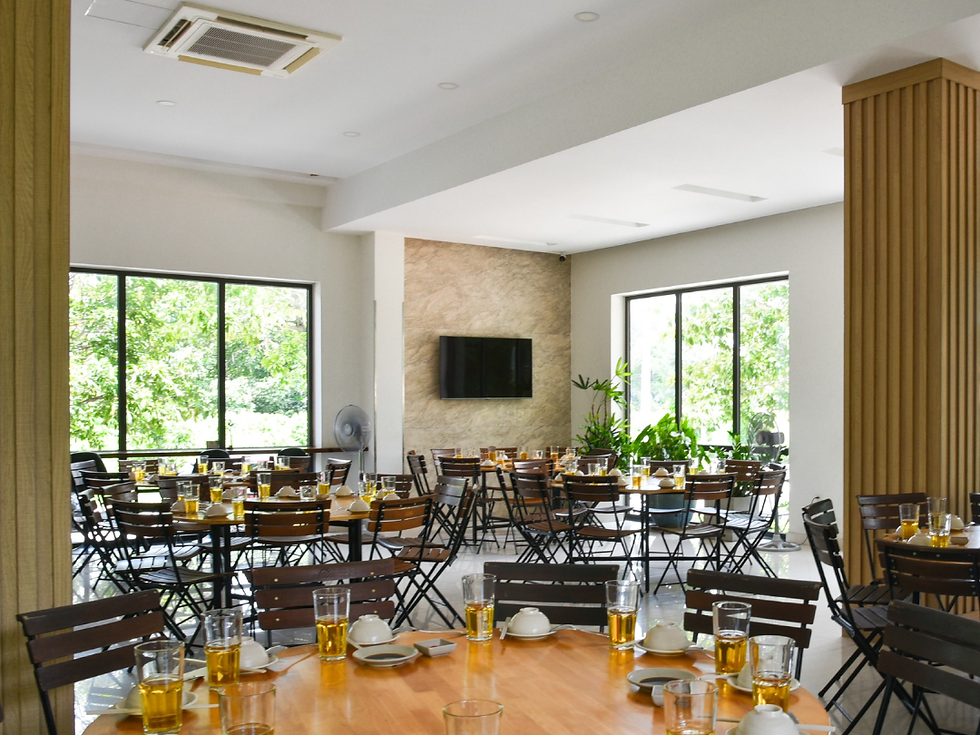 Không gian tại nhà hàng Mangrove Hotel thoáng đãng, bàn ghế được sắp xếp linh hoạt theo từng như cầu