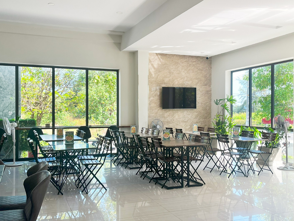 Nhà hàng Mangrove Hotel có không gian rộng rãi và thoáng đãng, gần gũi với thiên nhiên