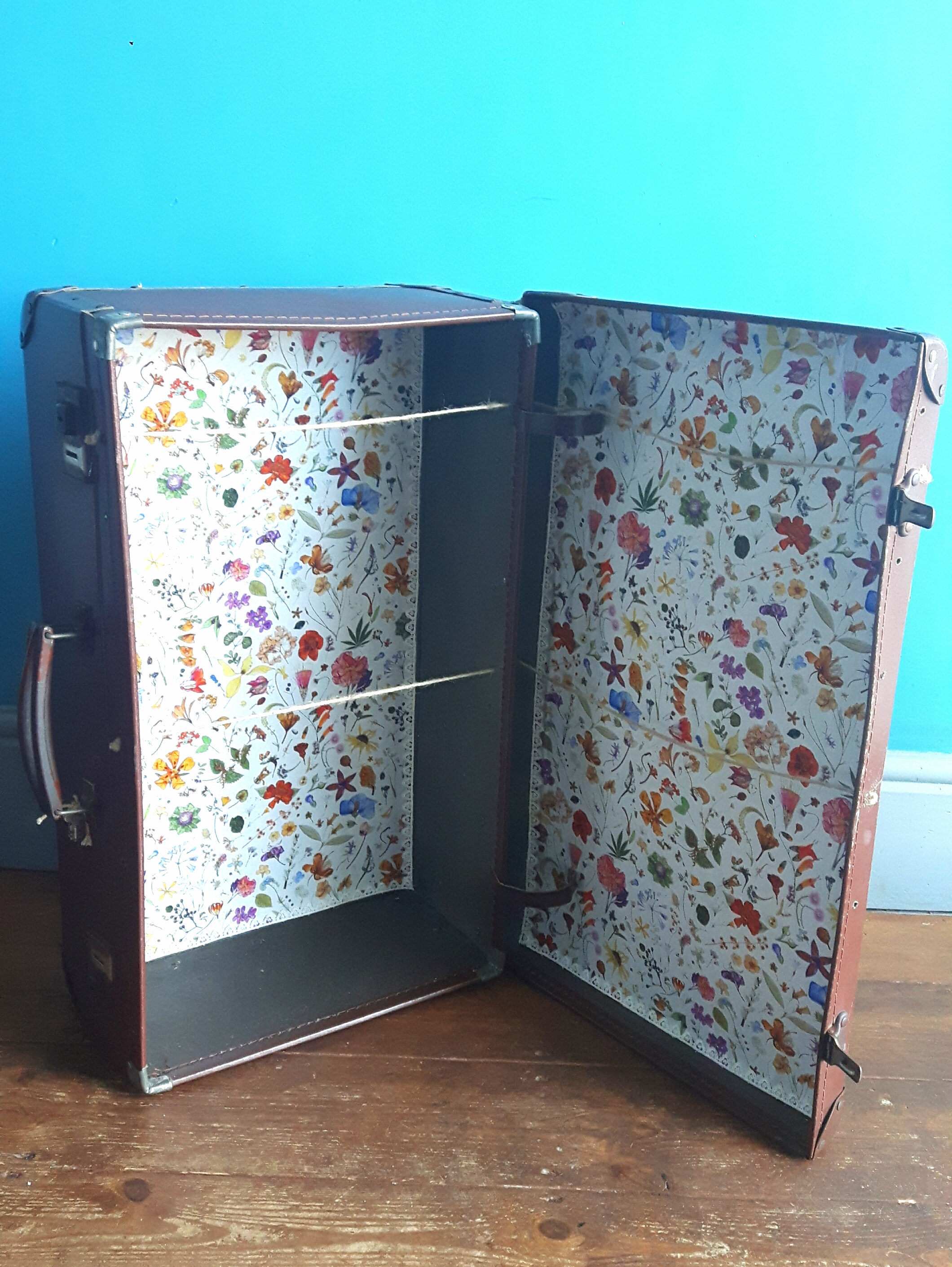 Floral suitcase, string, pegs