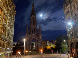 edinburgh-scotland-uk-night-moon-Princes-St-1640101-pxhere.com