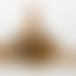 couple debout sur un tas de pièces