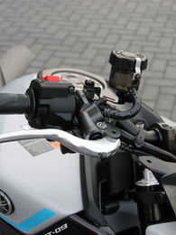 Yamaha MT‑09 ABS 2025 – detailfoto van tank en stuurpartij in Ice‑Storm kleur.