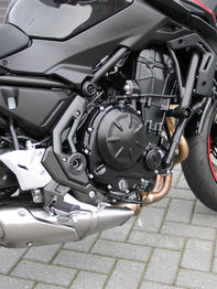 Originele duoseat en duovoetsteunen van de zwarte Kawasaki Z650 ABS 2024.