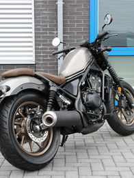 Achterzijde Honda Rebel 500 SE 2023 in showroom Roy Bloemert Motoren