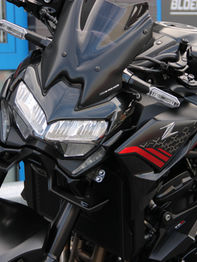 Vooraanzicht Kawasaki Z900 Black Edition met Puig flyscreen en LED-verlichting