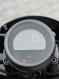 Cockpit Honda CMX500SE Rebel 2022 met minimalistisch digitaal display

