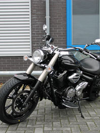 Yamaha XVS950A Midnight Star 2015 Midnight Black linksvoor, met voorwiel, chromen voorvork en brede cruiserbestuurderszadel