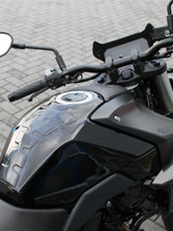 Suzuki GSX‑8S 2023 Glass Sparkle Black tank