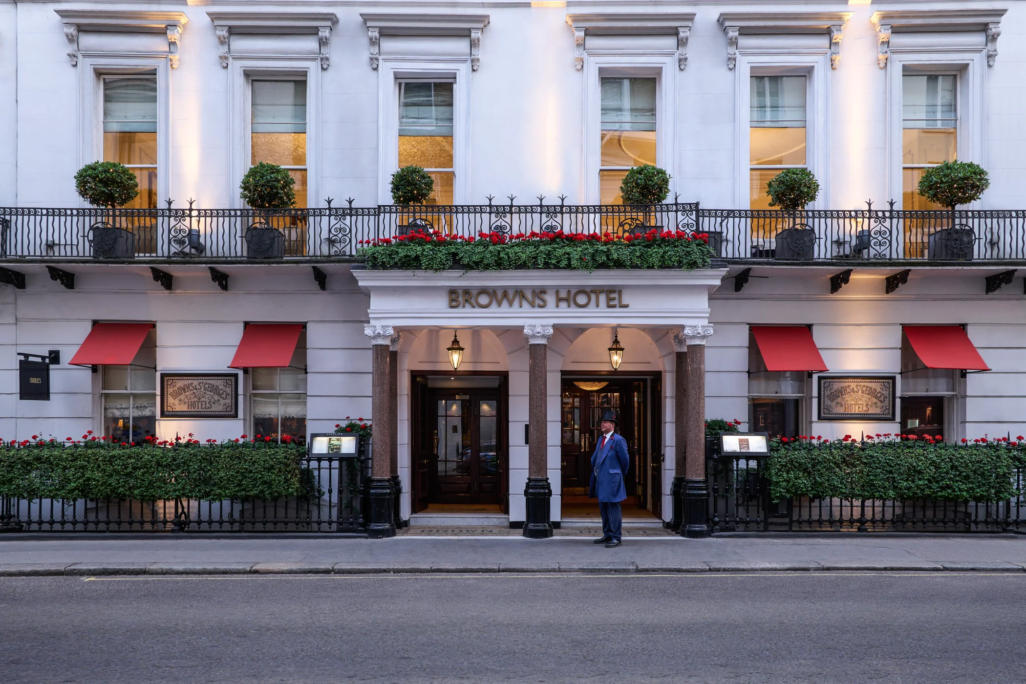 rfh-brown_s-hotel-facade-6319-jg-jul-22.webp