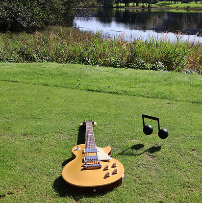 Gitar og toner på tee
