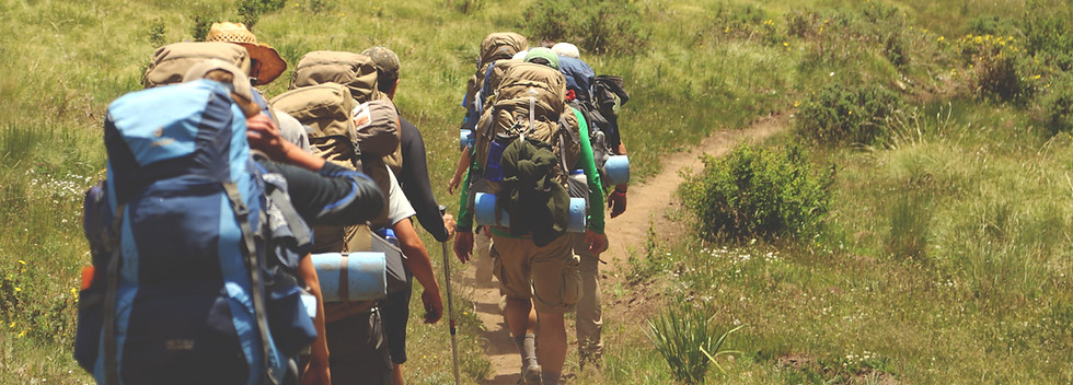 Randonnée en groupe dans la nature