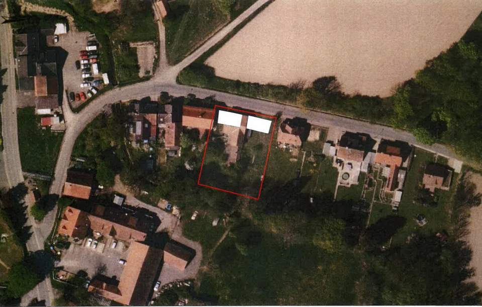 Luftaufnahme eines Grundstücks in Hessisch Oldendorf mit markierter Entwicklungsfläche für ein mögliches Wohnprojekt.