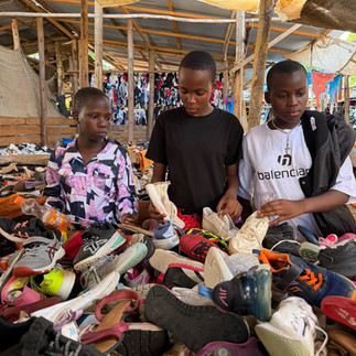 Met de meiden van Project Junior naar de vintage kleding markt in Moshi