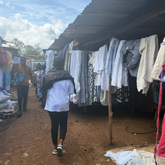 Met de meiden van Project Junior naar de vintage kleding markt in Moshi
