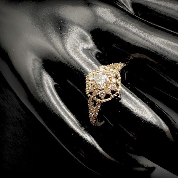 Thumbnail: VINTAGE – 9K Gold Brilliant-Cut DIAMOND Cluster Ring