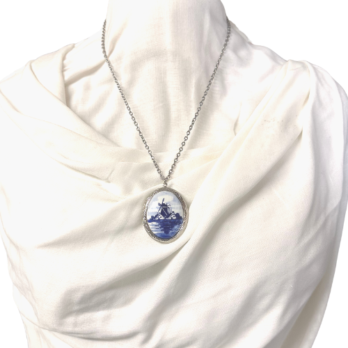 VINTAGE – Large Handpainted DELFT Blue & White Double-Sided Locket