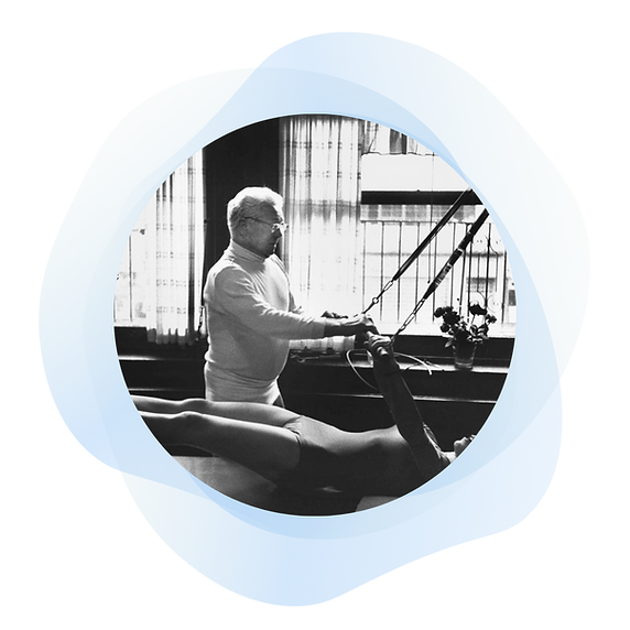 Joseph dando aula de pilates