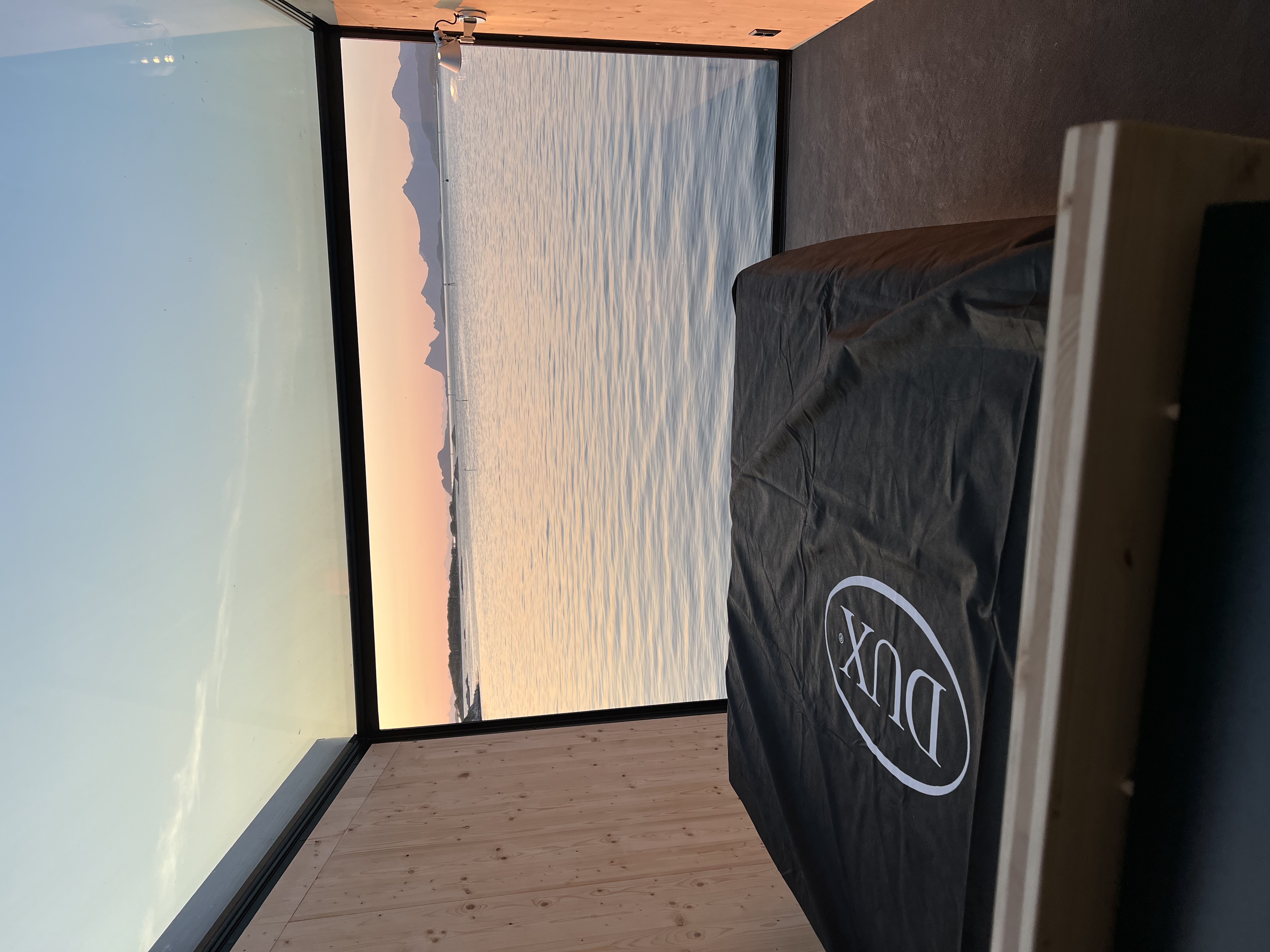 Synlig tre og store glassflater på Manshausen