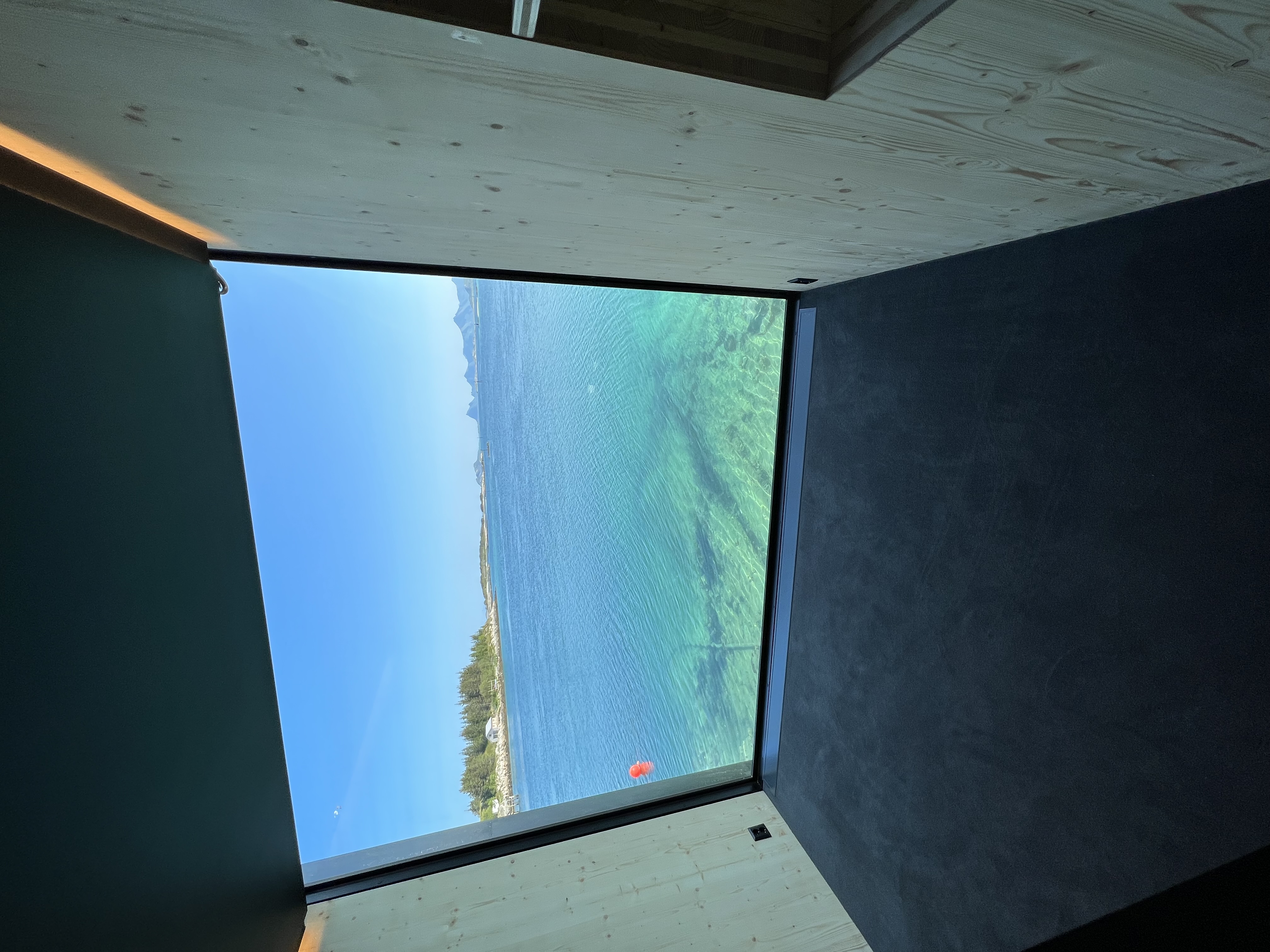 Detalj av massivtre og glass med utsikt over sjøen på Manshausen