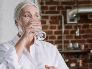 Consumo de água na terceira idade previne confusão mental e problemas de saúde