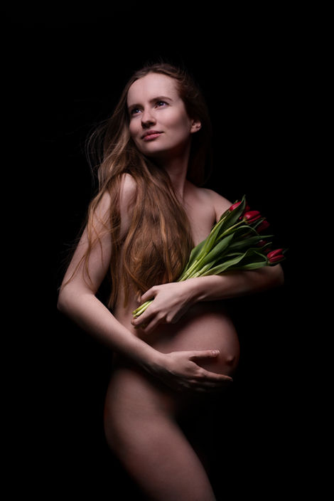 nahá fotka decentní, květiny, tulipány,  dlouhé vlasy zahalujícíumělecké focení brno, jihomoravský kraj