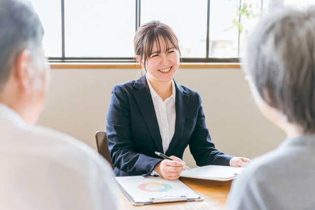入居の条件の説明をする老人ホーム職員
