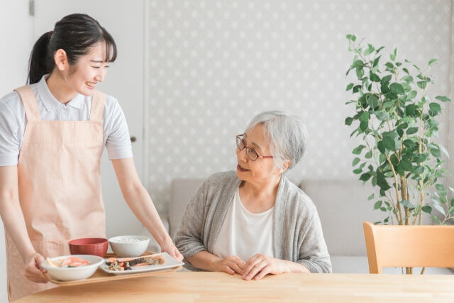 入居者に食事を提供する介護士