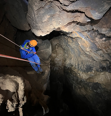 Spéléologie à la grotte des Eymards