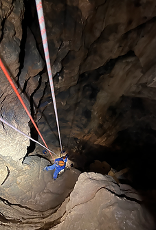 Spéléologie à la grotte des Eymards