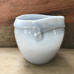 Ce petit verre à thé ou à café est en porcelaine. Il est est très mince et un peu translucide. L'émail lustré est bleu pâle.