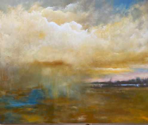 Un orage onirique sur un paysage jaune doré. Des nuages passent sur ce qui semble être une ville au loin, la pluie tombe sur un sol ocre.