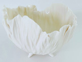 Bol en forme de coquelicot sur 4 pieds. Il est en porcelaine blanche translucide.