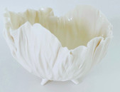 Bol en forme de coquelicot sur 4 pieds. Il est en porcelaine blanche translucide.