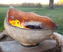Dans ce bol façonné à la main, on voit les flammes qui consument la sciure de bois l'aspect craquelé. La fumée pénètre dans les petites cassures de l'émail et les fait noircir.