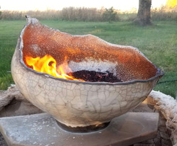 Dans ce bol façonné à la main, on voit les flammes qui consument la sciure de bois l'aspect craquelé. La fumée pénètre dans les petites cassures de l'émail et les fait noircir.