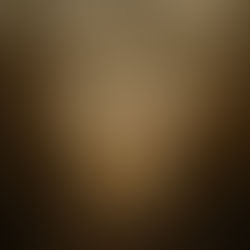 Camicia sporca con cuore rosso dipinto