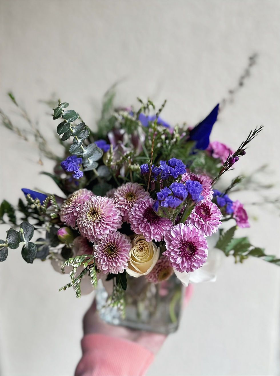縮圖：Flower Arrangement Birthday in a glass vase West Van Florist