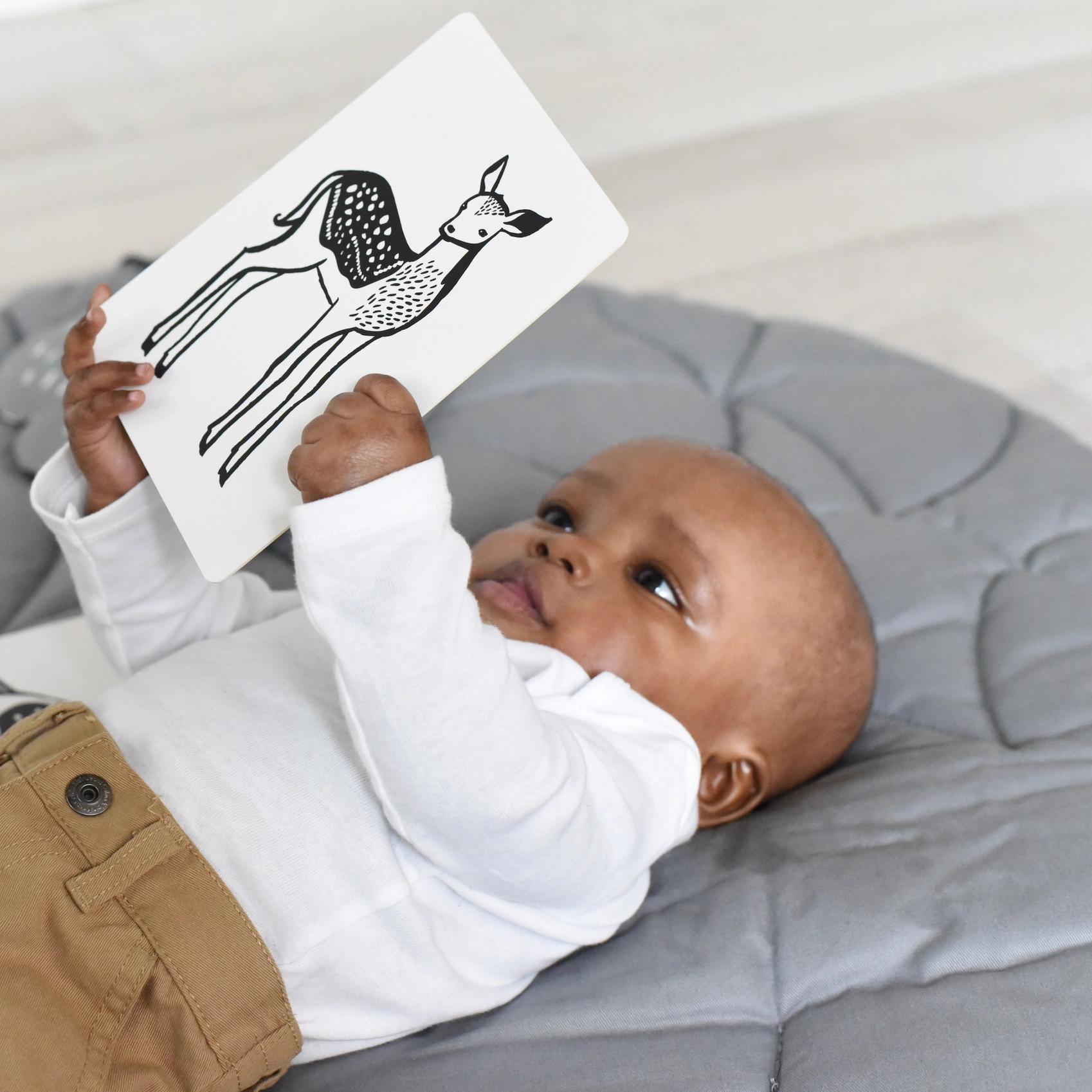baby looking at contrast cards
